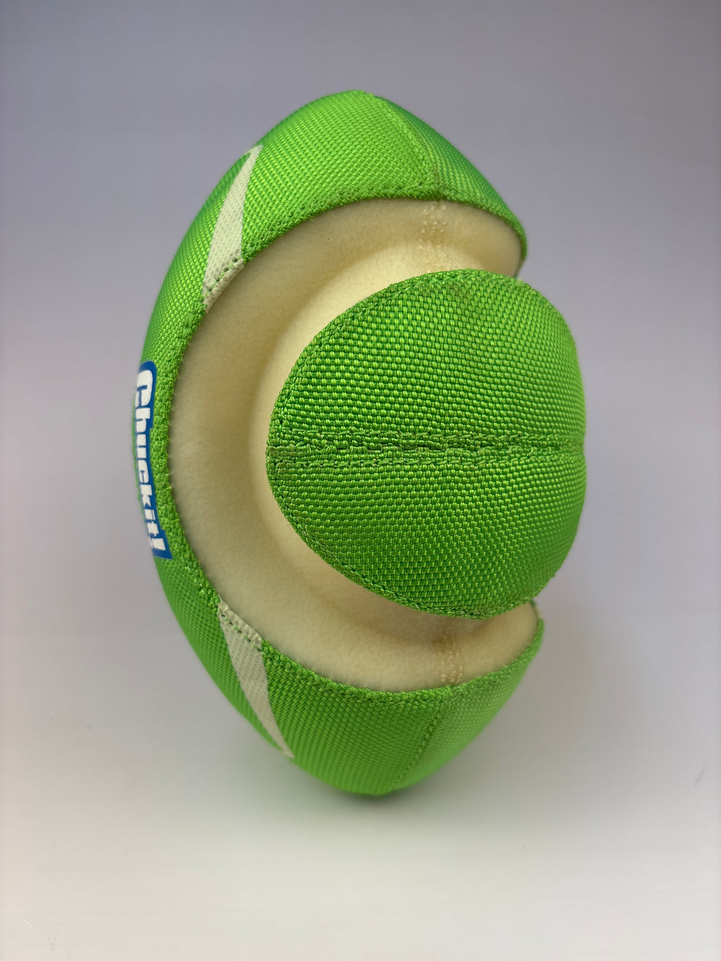 Balle de rugby phosphorescente Fumble Fetch Max Glow – Chuckit! Seconde Patte