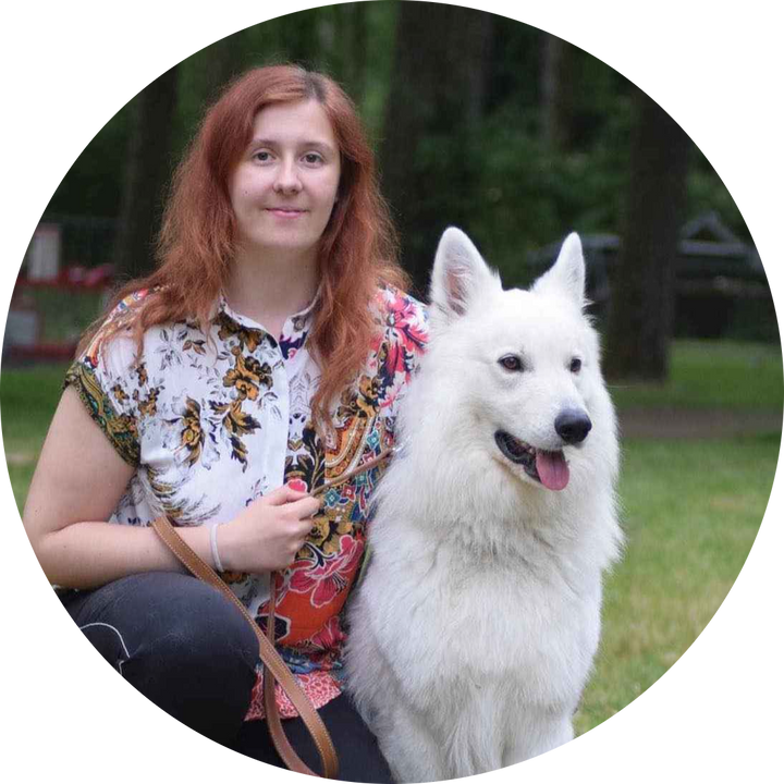 L'éducatrice de Nos amis de compagnie assise près d'un berger blanc